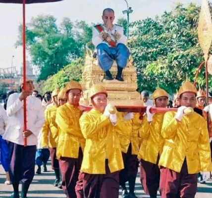 សម្តេចធិបតី នាយករដ្ឋមន្ត្រី ក្រាបបង្គំទូលថ្វាយព្រះពរ ព្រះមហាក្សត្រ ក្នុងឱកាសនៃព្រះរាជពិធីឡើងគ្រងព្រះបរមសិរីរាជសម្បត្តិគម្រប់ ២០ឆ្នាំ