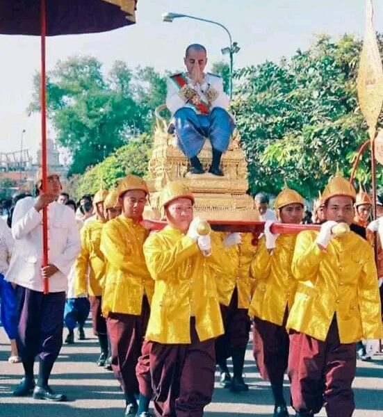 សម្តេចធិបតី នាយករដ្ឋមន្ត្រី ក្រាបបង្គំទូលថ្វាយព្រះពរ ព្រះមហាក្សត្រ ក្នុងឱកាសនៃព្រះរាជពិធីឡើងគ្រងព្រះបរមសិរីរាជសម្បត្តិគម្រប់ ២០ឆ្នាំ