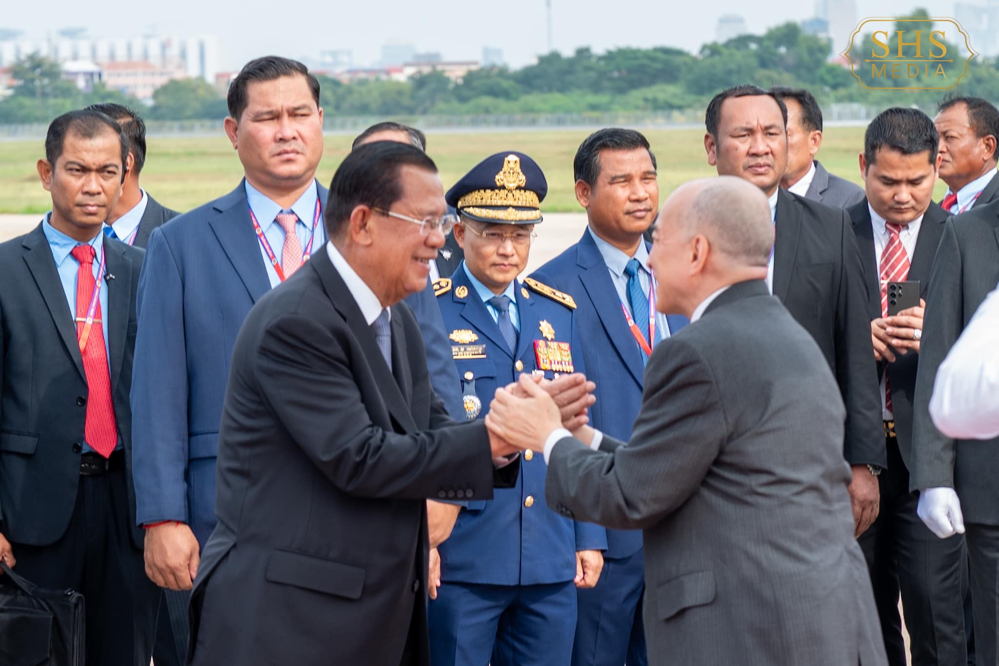 សម្ដេចតេជោ ហ៊ុន សែន អញ្ជើញទទួលព្រះរាជដំណើរព្រះមហាក្សត្រ យាងមាតុភូមិនិវត្តន៍បន្ទាប់ពីបញ្ចប់បំពេញព្រះរាជទស្សនកិច្ច នៅខេត្តហៃណាន សាធារណរដ្ឋប្រជាមានិតចិន